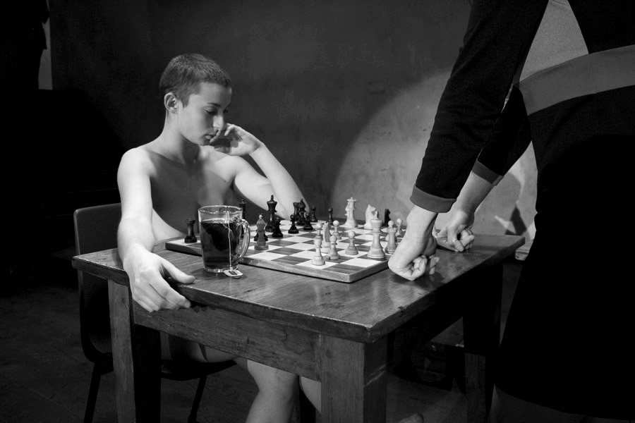 Игра в шашки плавно переходит в секс с русской соской в нижнем белье